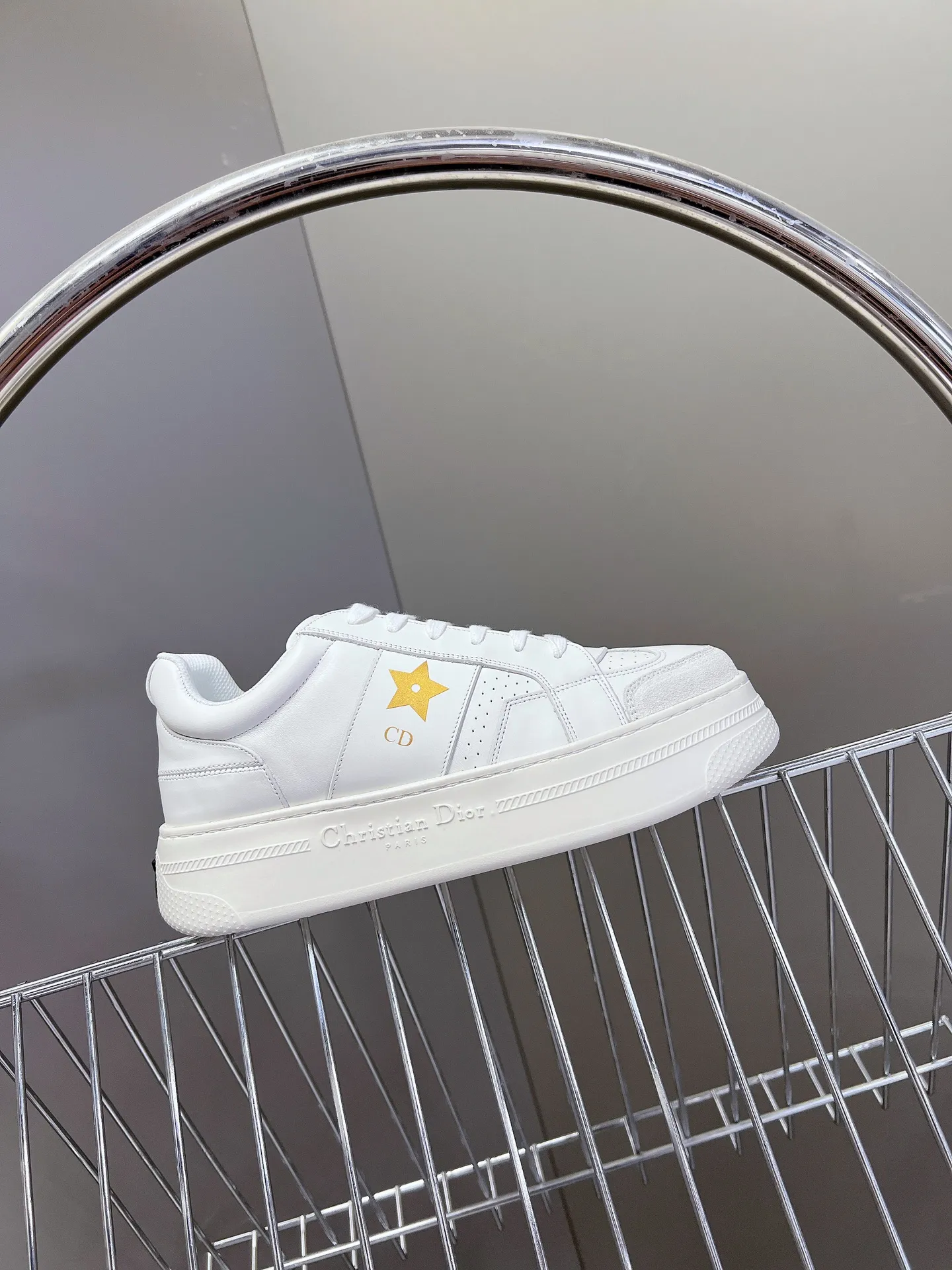 👟👟Ex-factory price 640👟👟 Dior's new platform shoes thick-soled casual shoes. Purchased and developed from Taikoo Hui RMB 16,400. These Dior Star sneakers continue the timeless silhouette and are carefully made of cow leather, so they are particularly comfortable on the feet. They are decorated with tonal suede panels and metal stars to decorate the lace eyelets to enhance the style. The lightweight style is matched with the "Christian Dior" logo thin sole, suitable for all seasons, and can be matched with all kinds of casual looks to add a finishing touch. Classic and super durable. The upper is stitched with cowhide. The original IP outsole height is 4CM. Size: 35-41. A full set of counter synchronized gift boxes 💝 packaging